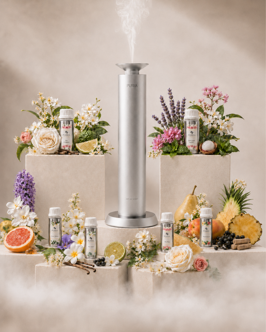 PURRA X300S entouré des six recharges olfactives 100 ml sur podiums fleuris