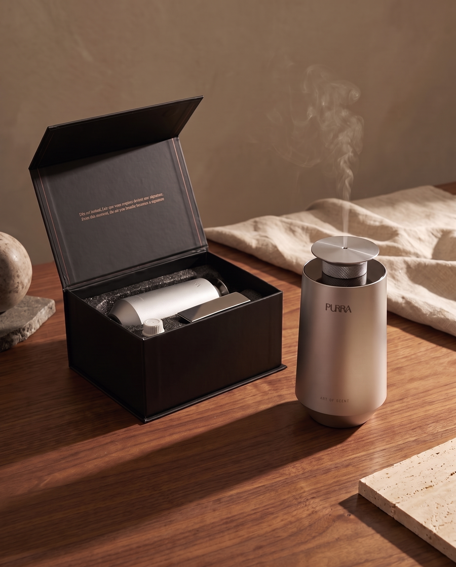 Écrin PURRA C30 ouvert : le diffuseur, sa recharge olfactive et le câble USB dans leur mousse ajustée
