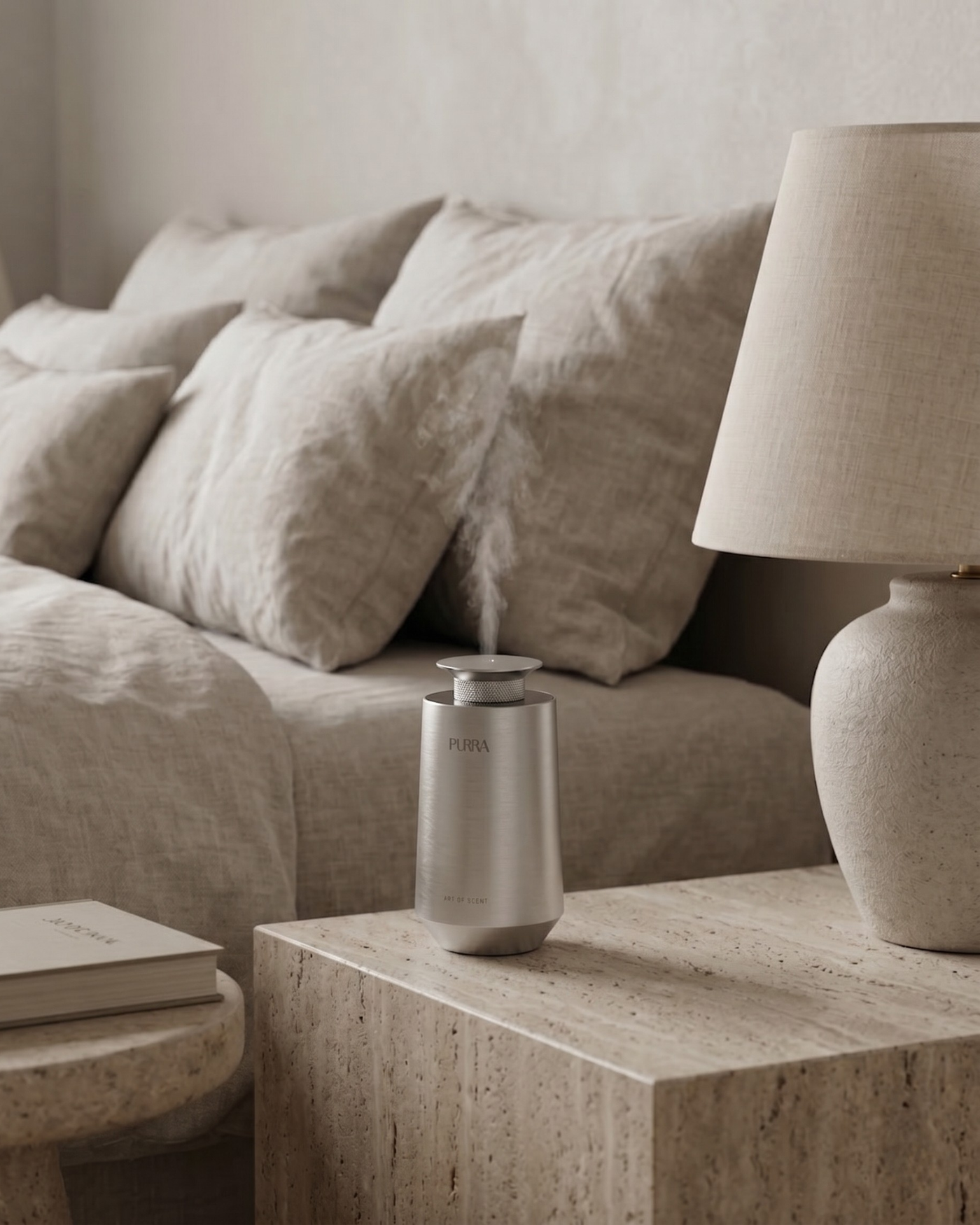 Diffuseur d'huiles essentielles PURRA sur une table de chevet, ambiance havre de paix