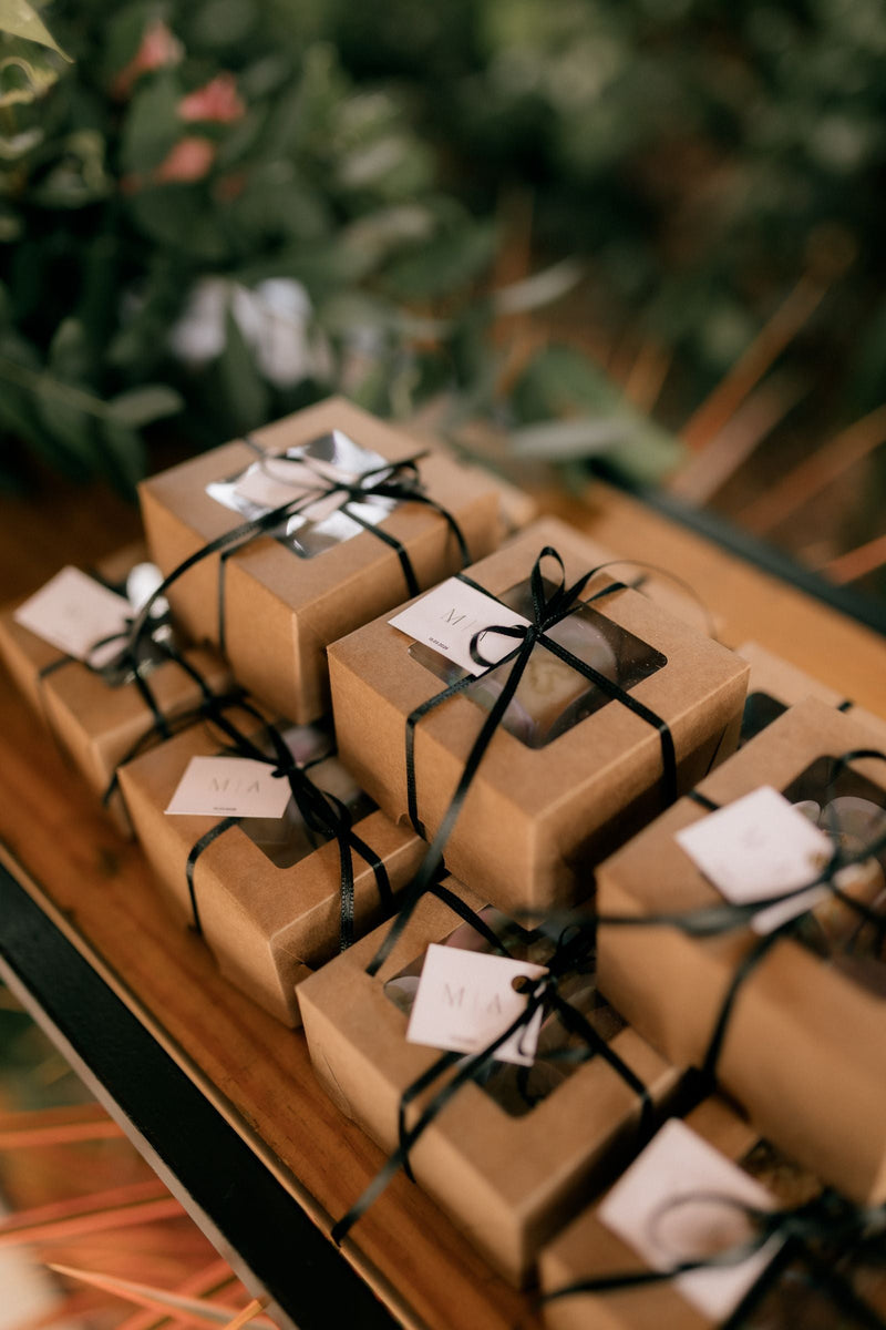 Coffrets noirs à rubans présentés pour un cadeau d'affaires haut de gamme offert à un client