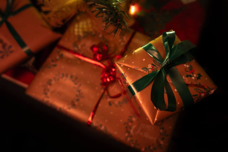 Cadeaux de Noël haut de gamme emballés de rubans, idée cadeau de Noël femme haut de gamme