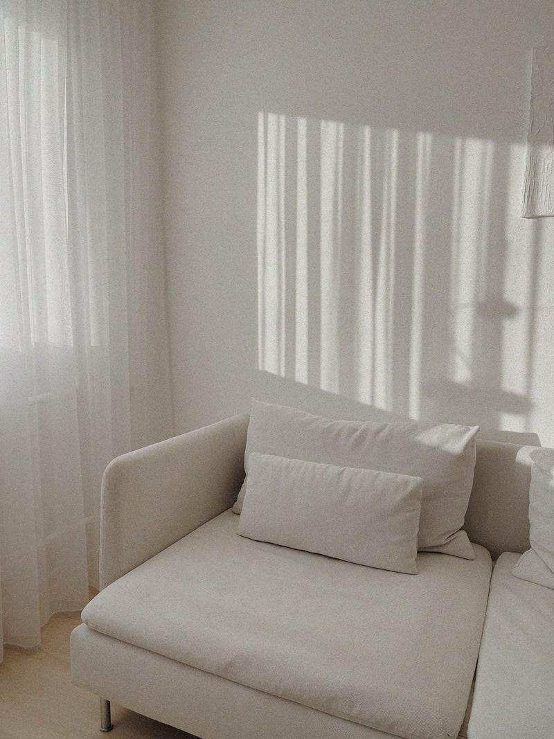 Salon minimaliste et lumineux, ambiance calme propice à un diffuseur à nébulisation silencieux