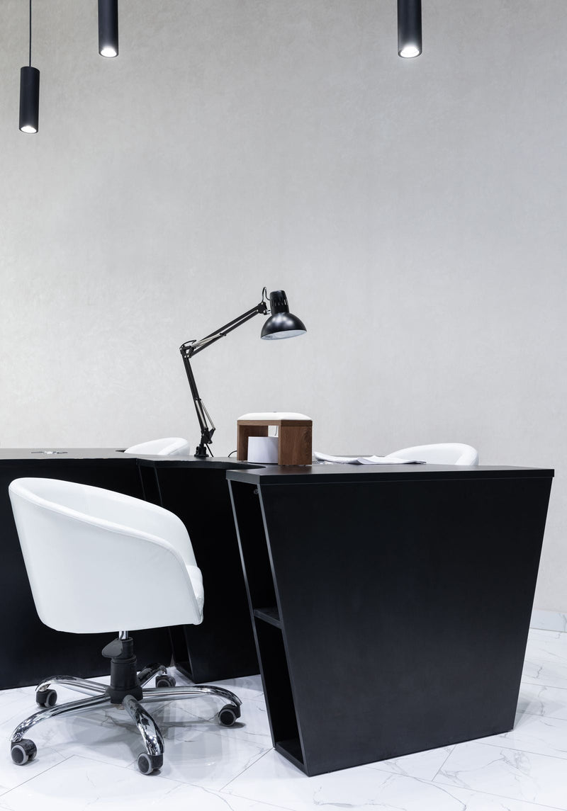 Bureau design noir dans un intérieur clair, espace parfumé par un diffuseur de parfum Bluetooth programmable suivant ses plages horaires