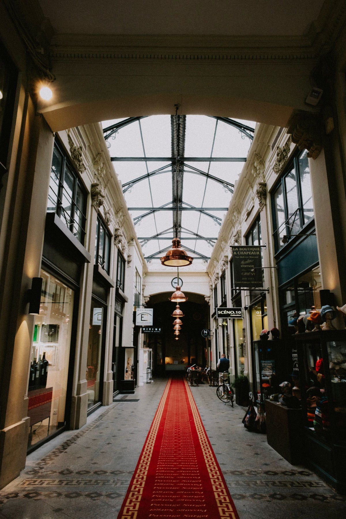 Grand volume à double hauteur sous plafond, l'espace type qui appelle un diffuseur de parfum grande pièce de 180 m²