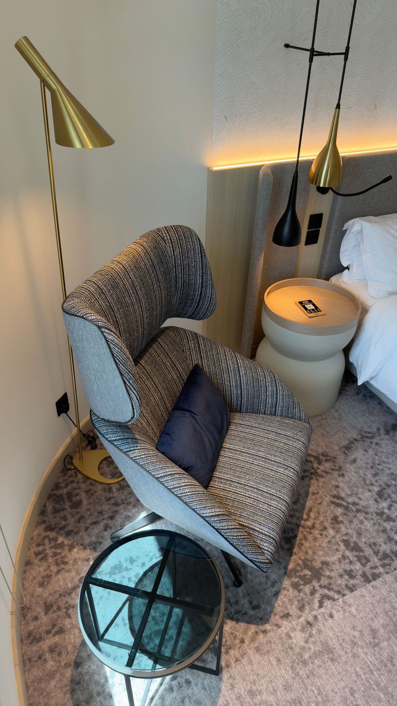Console d'une chambre élégante où poser un diffuseur de parfum sans fil rechargeable, loin de toute prise de courant