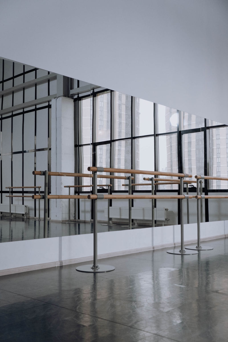 Local professionnel vide et fermé, salle aux murs de miroirs sans personne, la situation d un local professionnel qui sent le renfermé au retour du week-end