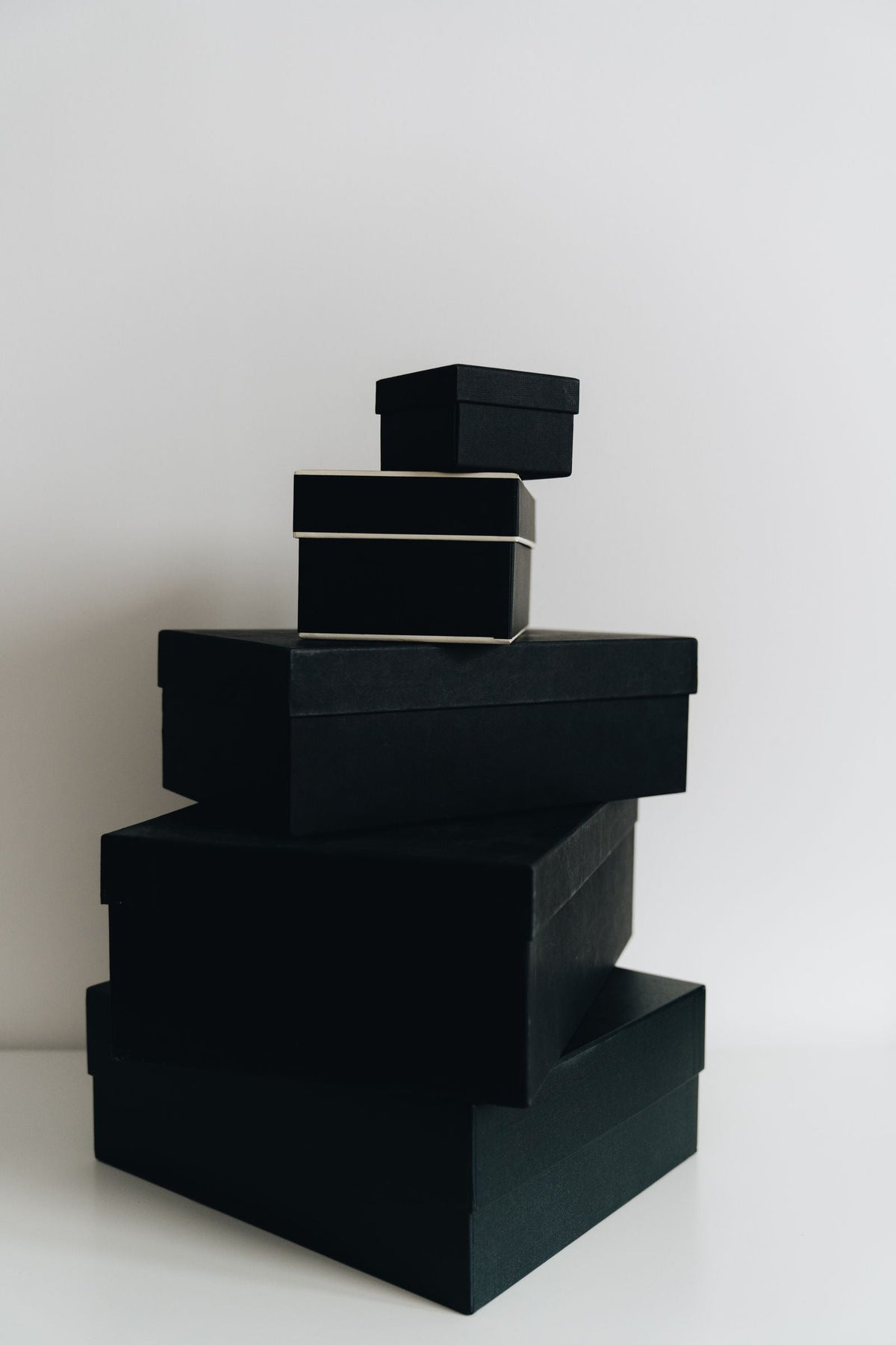 Empilement de coffrets noirs pour offrir un diffuseur de parfum en cadeau