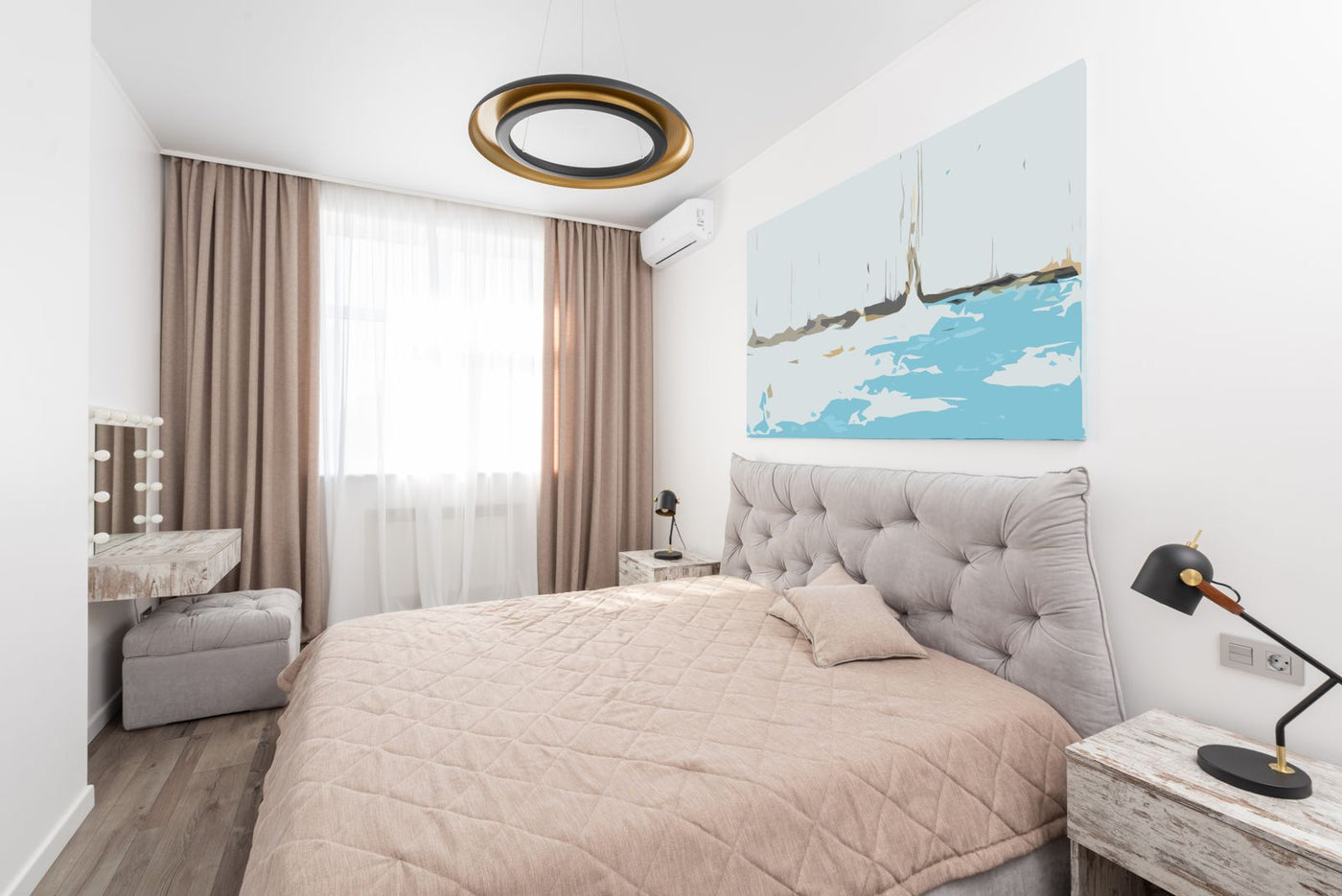 Chambre lumineuse aux tons beiges montrant où placer son diffuseur de parfum d'intérieur PURRA pour une diffusion homogène