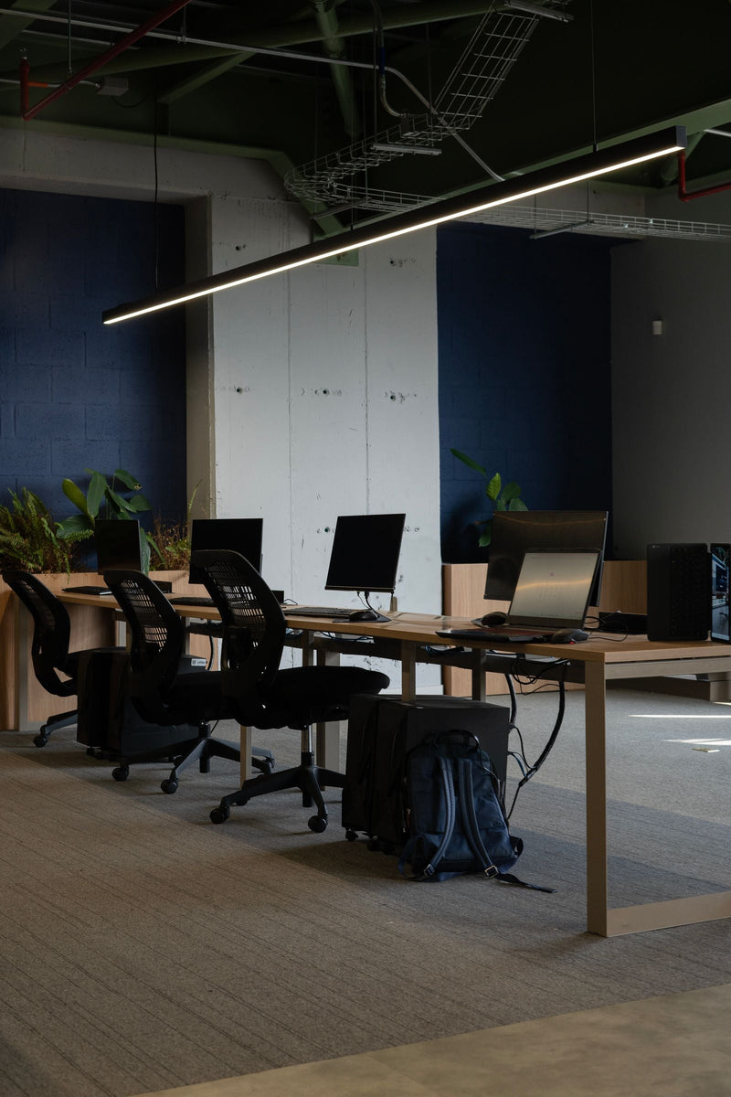 Espace de bureau contemporain et lumineux, ambiance propice pour parfumer un bureau d'entreprise avec un diffuseur PURRA