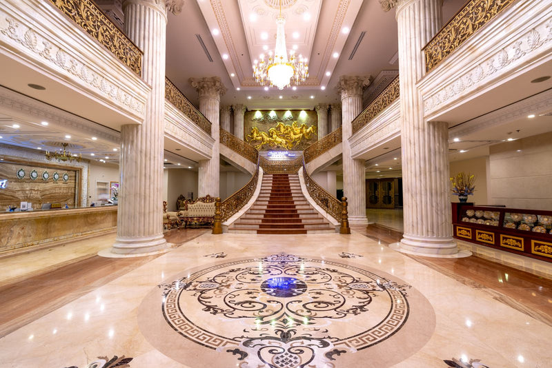 Foyer d'hôtel élégant avec escalier en marbre : parfumer un hôtel commence dès l'entrée