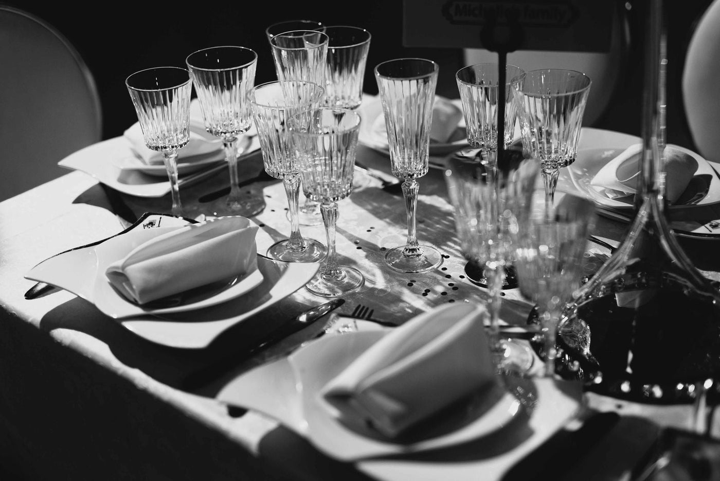 Table dressée en noir et blanc dans un séjour clair, l'accueil soigné d'une location saisonnière que l'on vient de parfumer
