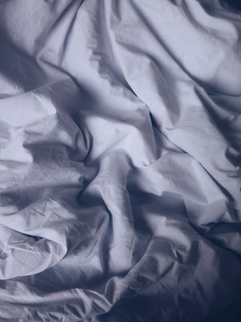 Linge de maison blanc et lumière douce dans une chambre à l'étage, parfumer une maison sur deux étages