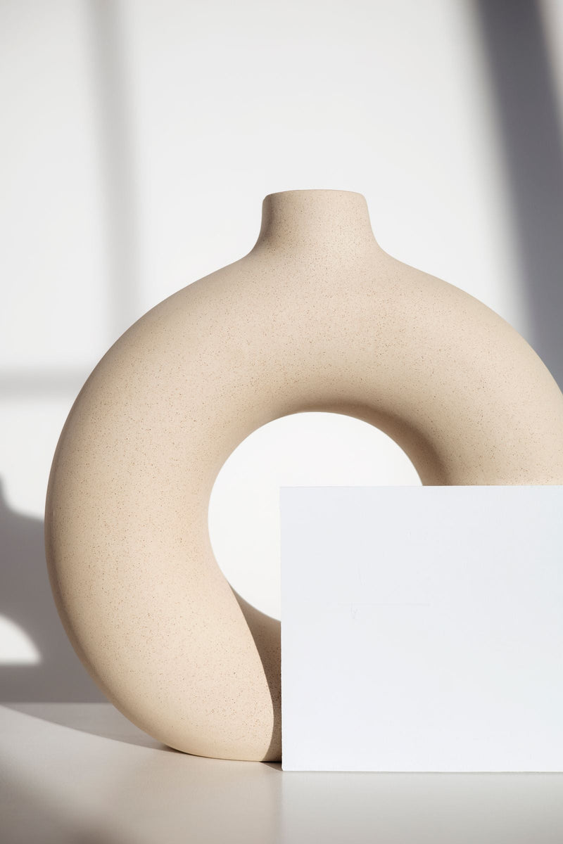 Objet design épuré aux ombres douces dans un salon, ambiance du test et de l'avis sur le PURRA C30