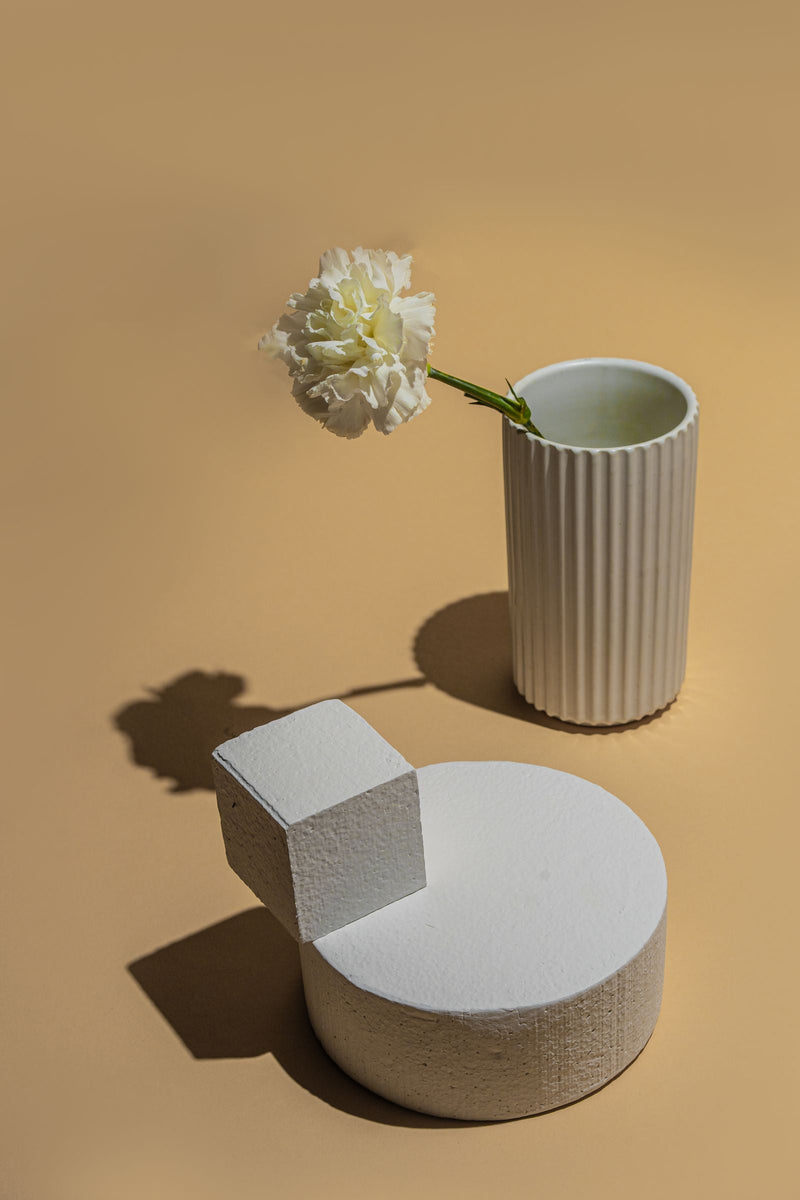 Composition épurée dans un intérieur clair, en écho au design du diffuseur PURRA G300 (avis et test)